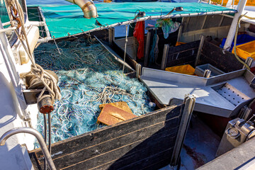 ein blaues Fischernetz auf einem Boot