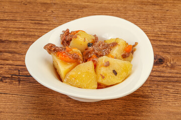 Roasted potato and beef with sauce
