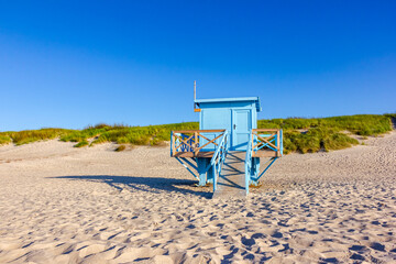 eine blaue Rettungsschwimmerstation an einem Strand