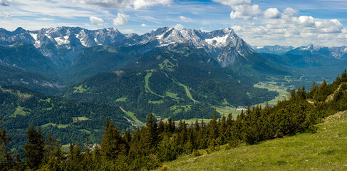 Fototapeta na wymiar Was für ein Ausblick auf Garmisch-Partenkirchen mit ihren Alpen