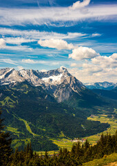 Was für ein Ausblick auf Garmisch-Partenkirchen mit ihren Alpen