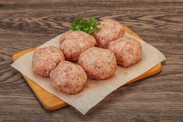 Raw turkey meatball for cooking