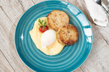 Mashed potatoes, poached egg, tomato, dill, meatballs