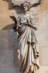 Obraz premium Grace on the facade of the Opera Garnier