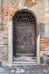 Fototapeta na wymiar old wooden door in old brick wall