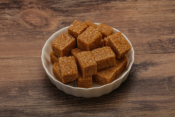 Cane sugar cubs in the bowl