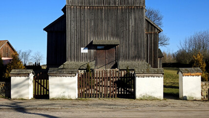 wybudowany w 1667 roku drewniany kosciol katolicki pod wezwaniempodwyzszenia krzyza swietego w miejscowosci ostrykol w wojewodztwie warminsko mazurskim w polsce © Jacek Sakowicz