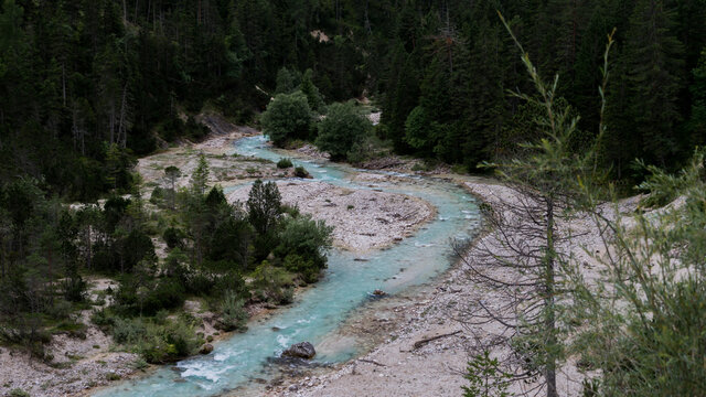 Fluss windet sich durch die Berge