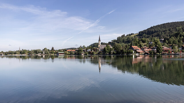 Ein Blick &uuml;ber den See auf die Gemeinde Schliersee
