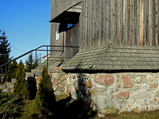 wybudowany w 1667 roku drewniany kosciol katolicki pod wezwaniempodwyzszenia krzyza swietego w miejscowosci ostrykol w wojewodztwie warminsko mazurskim w polsce