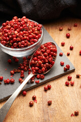 Pimienta roja en cucharilla sobre pizarra negra