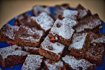 Kirsch chocolate cake with icing sugar