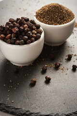 Pimienta negra en grano y en polvo