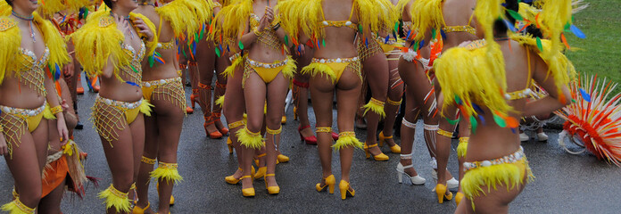 Convívio, festa de raparigas com disfarces vestidos em dia de chuva e vento, banner