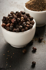 Pimienta negra en grano y en polvo