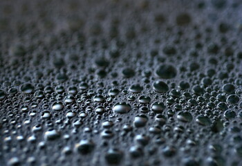 Nahaufnahme von Seifenbläschen auf der Wasseroberfläche