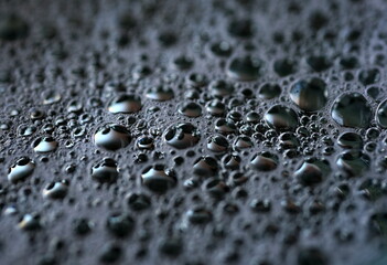 Nahaufnahme von Seifenbläschen auf der Wasseroberfläche