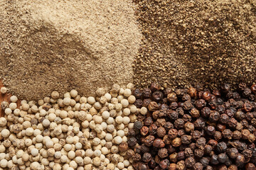 Pimienta negra y blanca en grano y en polvo