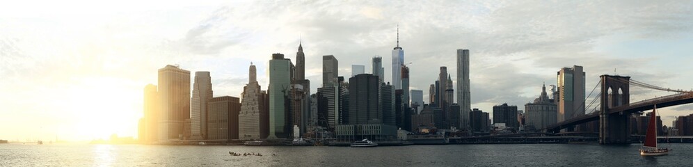 Naklejka premium Panoramic sunset view of downtown Manhattan skyline from Brooklyn. New York. USA.