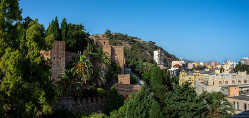 Fototapeta na wymiar Vista general panorámica de la ciudad de Málaga hacia la Alcazaba y el ayuntamiento un día de sol en la costa.