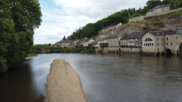 Terrasson Lavilledieu (Dordogne, France) - Vue g&eacute;n&eacute;rale du village depuis le vieux pont
