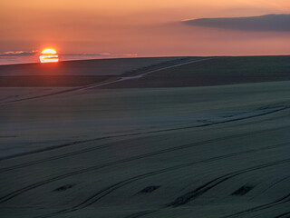 Fototapeta na wymiar Sonnenuntergang hinter Agrarlandschaft