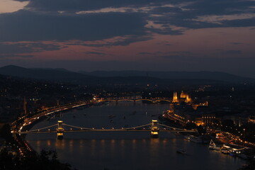 Fototapeta premium Colorful evening view of Parliament and Chain Bridge 