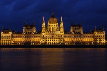 Naklejka premium Parliament Building and River Danube at night, Budapest, Hungary