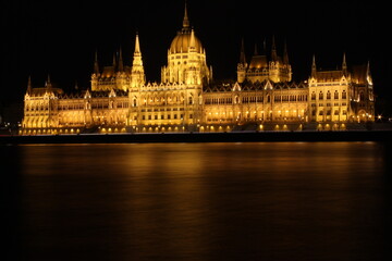 Fototapeta na wymiar Hungarian parliament building in budapest