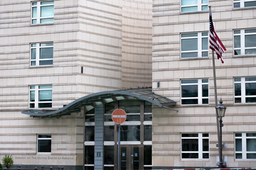 Der Eingang der US Amerikanischen Botschaft am Pariser Plat beim Brandenburger Tor in Berlin. 