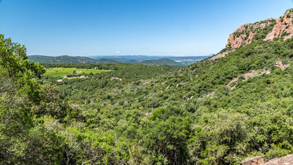 Paysage de montagne avec le rocher de Roquebrune sur Argens dans le Var - Mountain landscape with the rock of Roquebrune sur Argens in the Var
