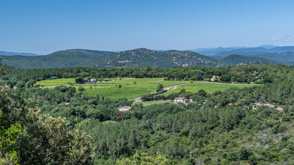 Paysage de montagne avec le rocher de Roquebrune sur Argens dans le Var - Mountain landscape with the rock of Roquebrune sur Argens in the Var