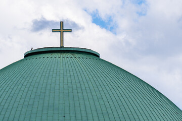 Der Christliche Kreuz auf einer Kirche Berliner Dom mit Statue. Am Himmel sind schöne Wolken.  © jaz_online