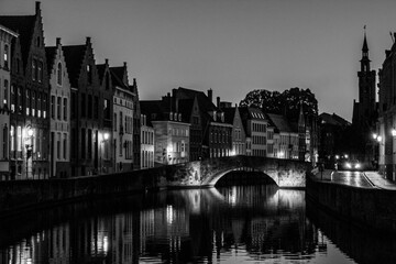 El ojo que s epinta entre el agua y la arquitectura.