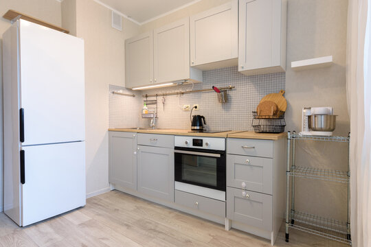 Kitchen layout, fridge and direct kitchen with hanging cupboards