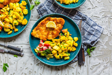 Hausgemachtes paniertes deutsches Weiner Schnitzel mit Kartoffeln

