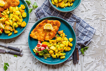 Hausgemachtes paniertes deutsches Weiner Schnitzel mit Kartoffeln

