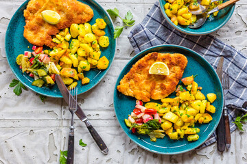 Hausgemachtes paniertes deutsches Weiner Schnitzel mit Kartoffeln

