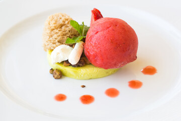 creme de pistache, sorbet de morango, suspiros e bolo esponja.