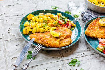 Hausgemachtes paniertes deutsches Weiner Schnitzel mit Kartoffeln

