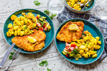 Hausgemachtes paniertes deutsches Weiner Schnitzel mit Kartoffeln

