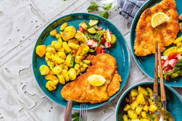 Hausgemachtes paniertes deutsches Weiner Schnitzel mit Kartoffeln

