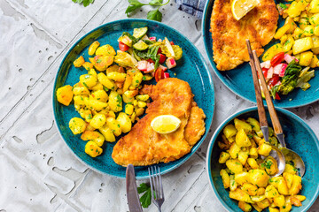 Hausgemachtes paniertes deutsches Weiner Schnitzel mit Kartoffeln

