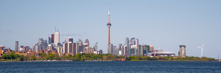 Fototapeta premium Beautiful blue sky day in the city of Toronto, Ontario in Canada. Panorama shot of the city. 