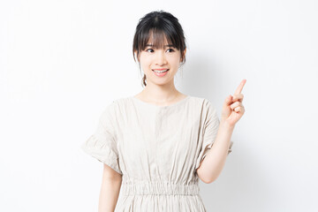 人差し指でポイントを指し示す若い女性