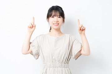 人差し指でポイントを指し示す若い女性