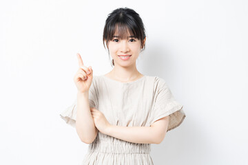 人差し指でポイントを指し示す若い女性