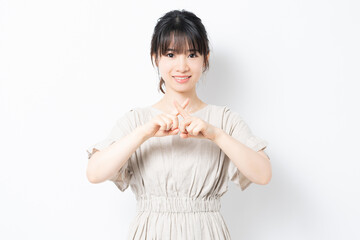 NGのジェスチャーをする若い女性
