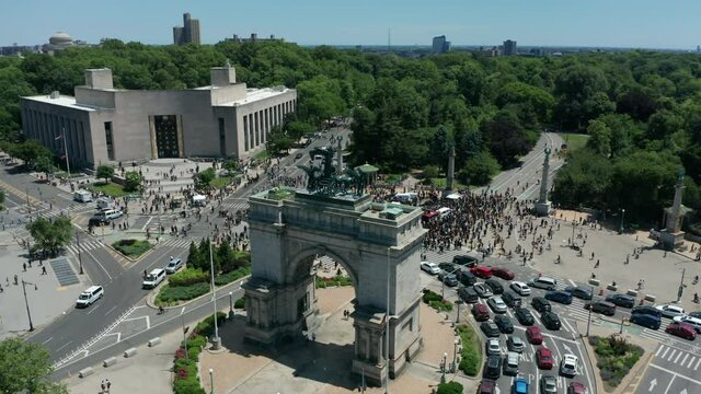 flying clockwise around huge BLM protest at Grand Army Plaza in Brooklyn