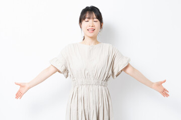 深呼吸をする若い女性